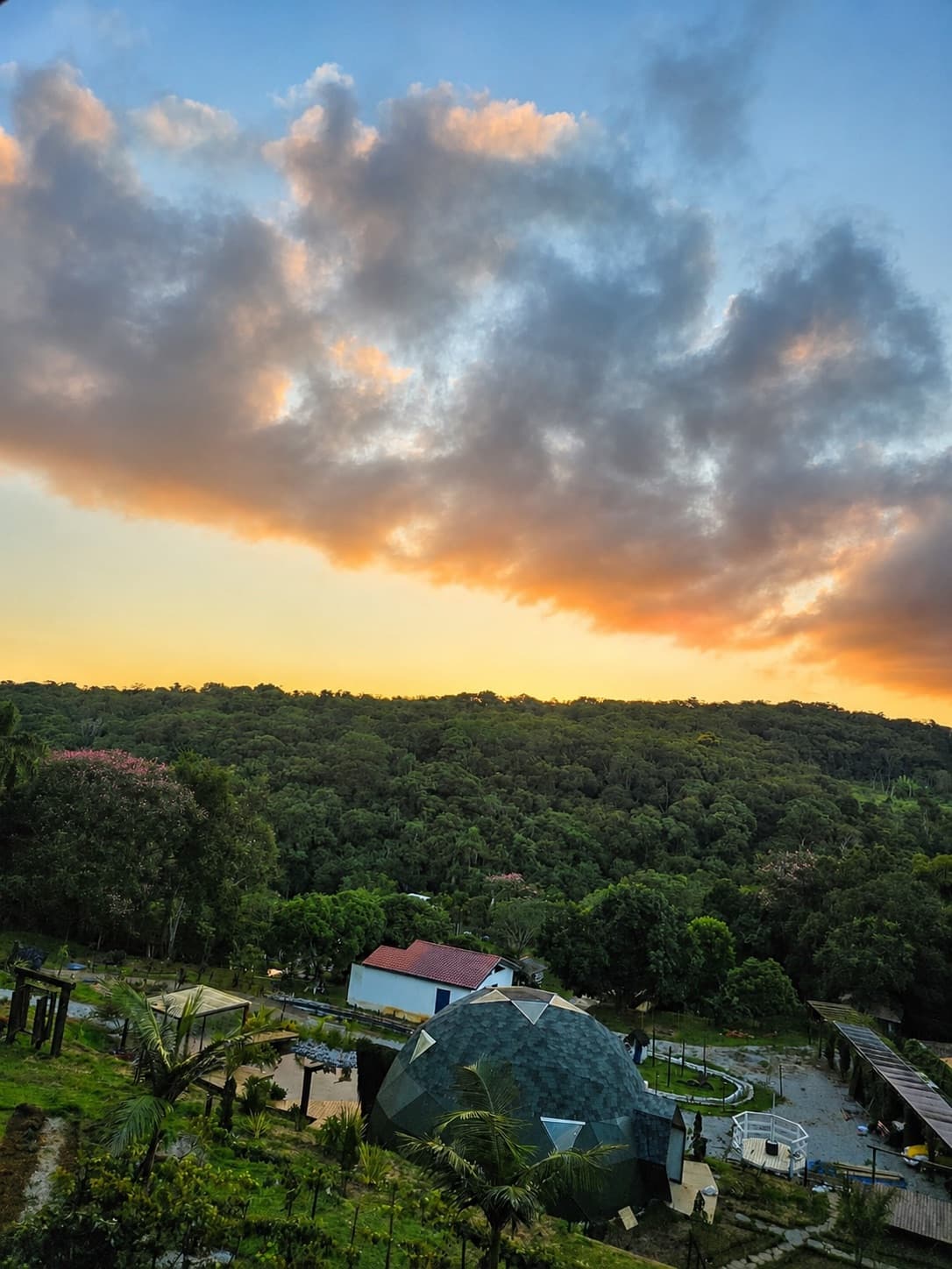 Vista do espaço ao entardecer