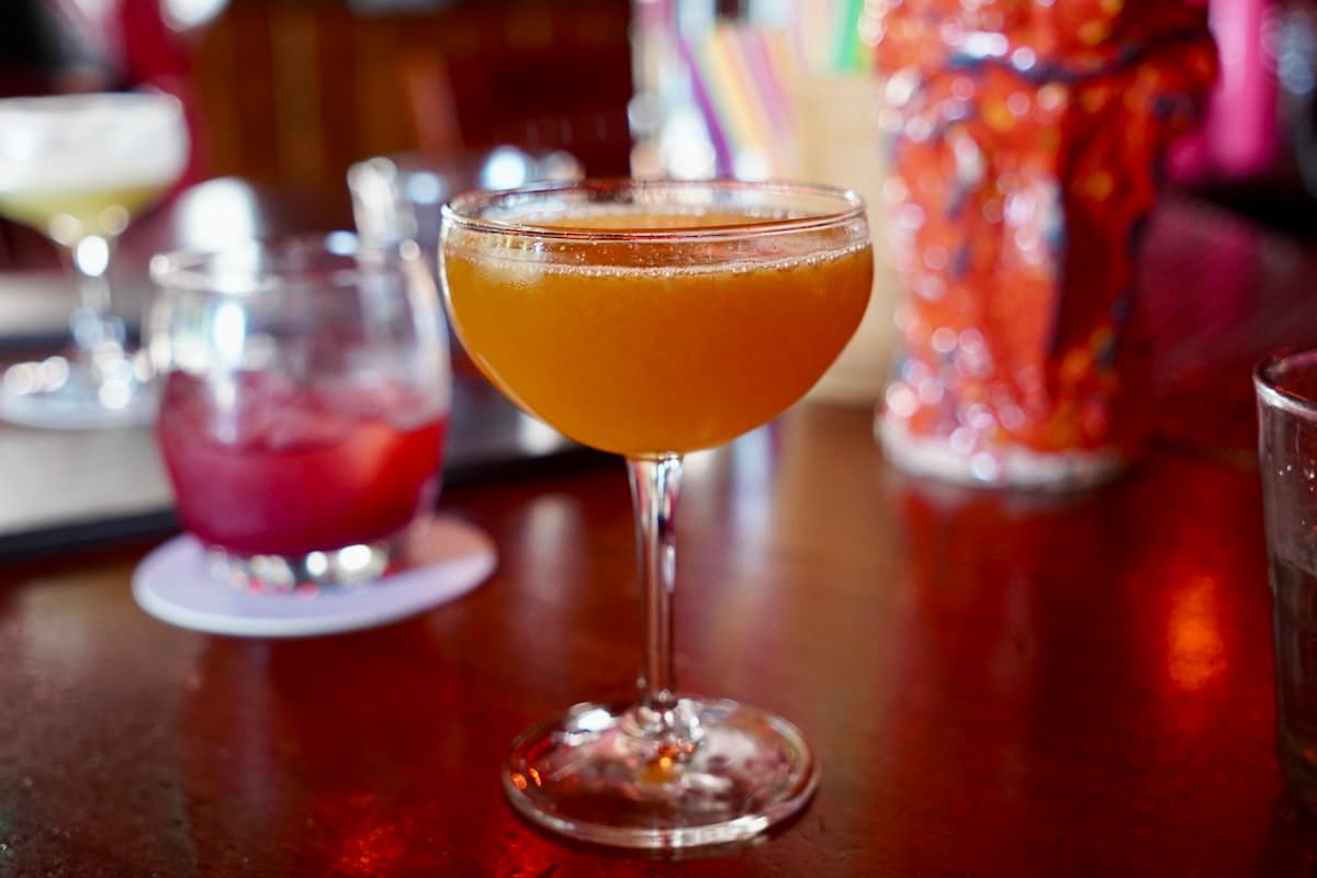 Drink servido em um bar com luz ambiente