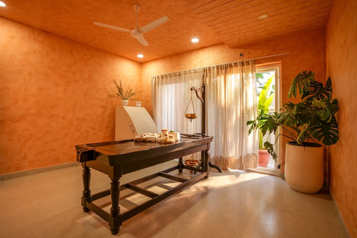 Ambiente de massagem com maca e luz acolhedora